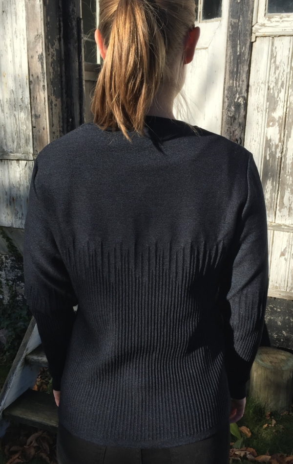 Nice and Elegant Cardigan Knitted in Cotton and Wool for Women from Piece of Blue. Seen on model, the back.
